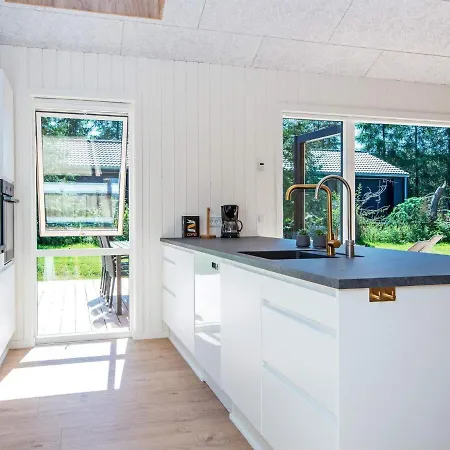 10 Person Holiday Home In Glesborg-By Traum