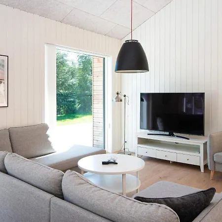 10 Person Holiday Home In Glesborg-By Traum *